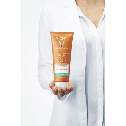 Vichy Leche Protectora e Hidratante, Pieles Sensibles, Hidratación Intensa, Fotoprotección SPF50+ Contra Rayos UVB y UVA, Formato Familiar, Capital Soleil, 300 ml